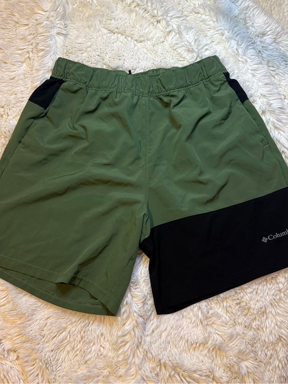 Columbia men’s large Olive Green and Black hybrid Shorts no liner 7” inseam